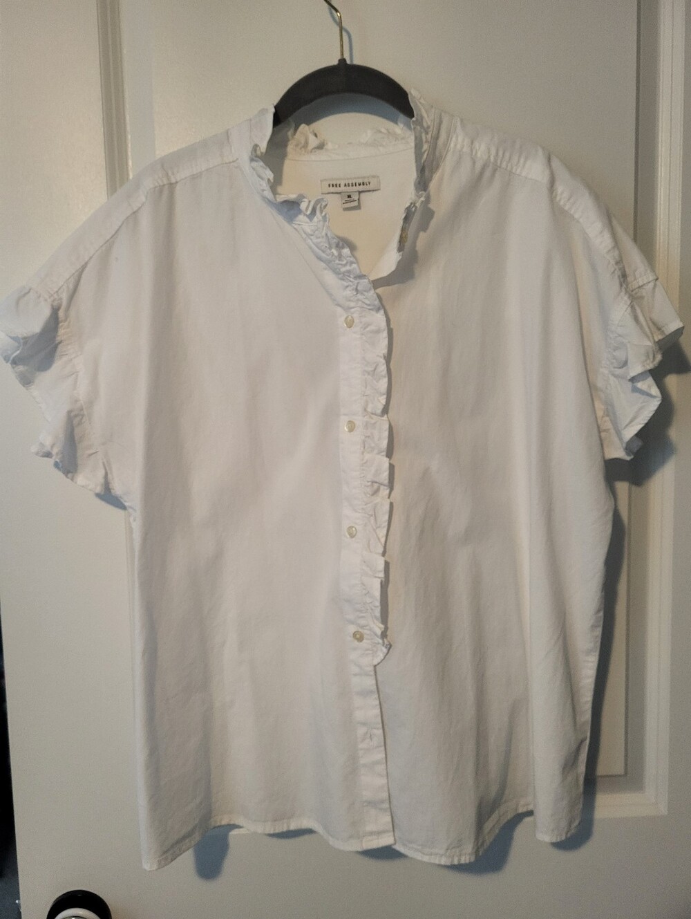 Vince Camuto White Ruffle-Trim Short Sleeve Button-Up Top
